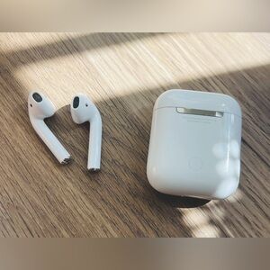 Apple AirPods A2031 2nd Gen In Excellent Working Condition